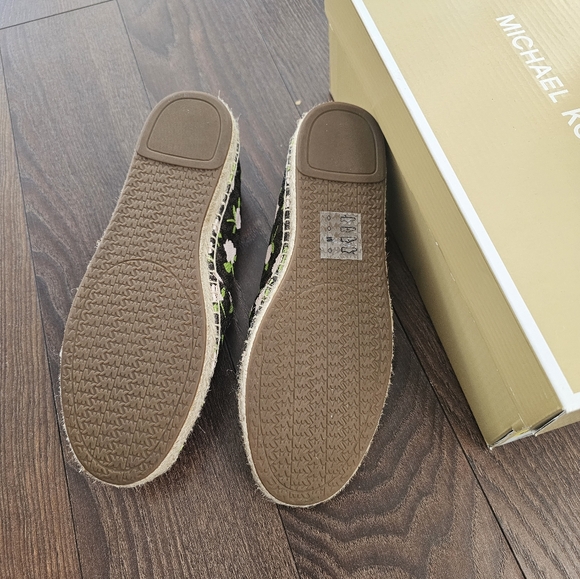 Authentic Michael Kors Slip-on Size 6 - Picture 4 of 6